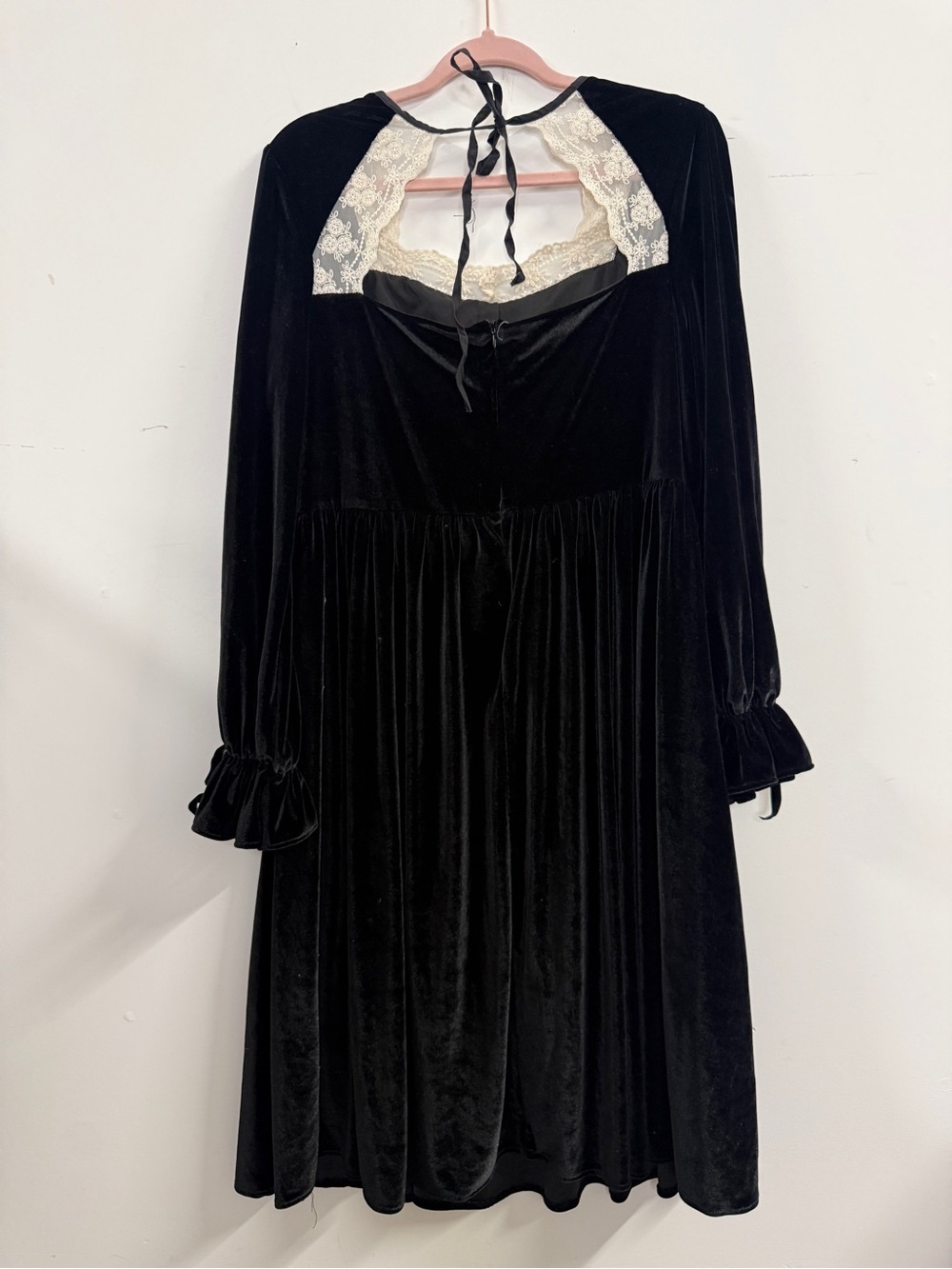 Yore Finery L/XL Black Velvet Long Sleeve Dress with Lace Trim - Picture 4 of 6